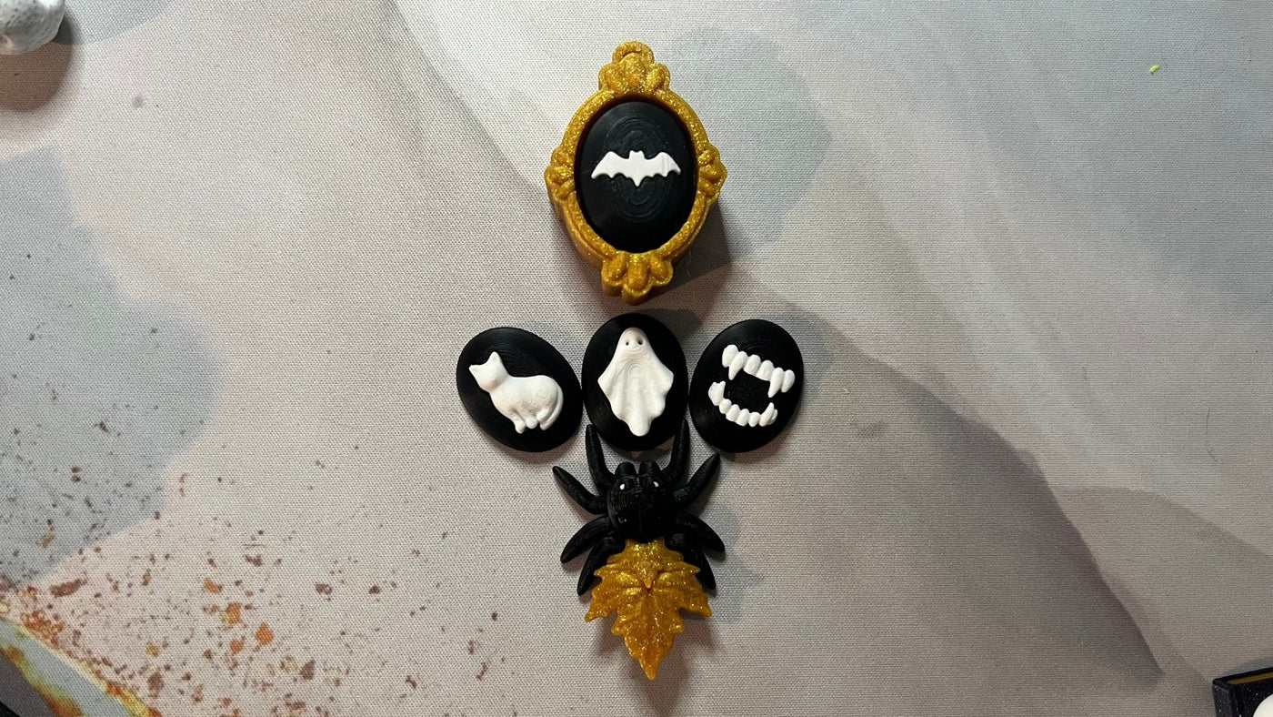 Antique Frame 3D printed fidget keychain with a spooky portrait