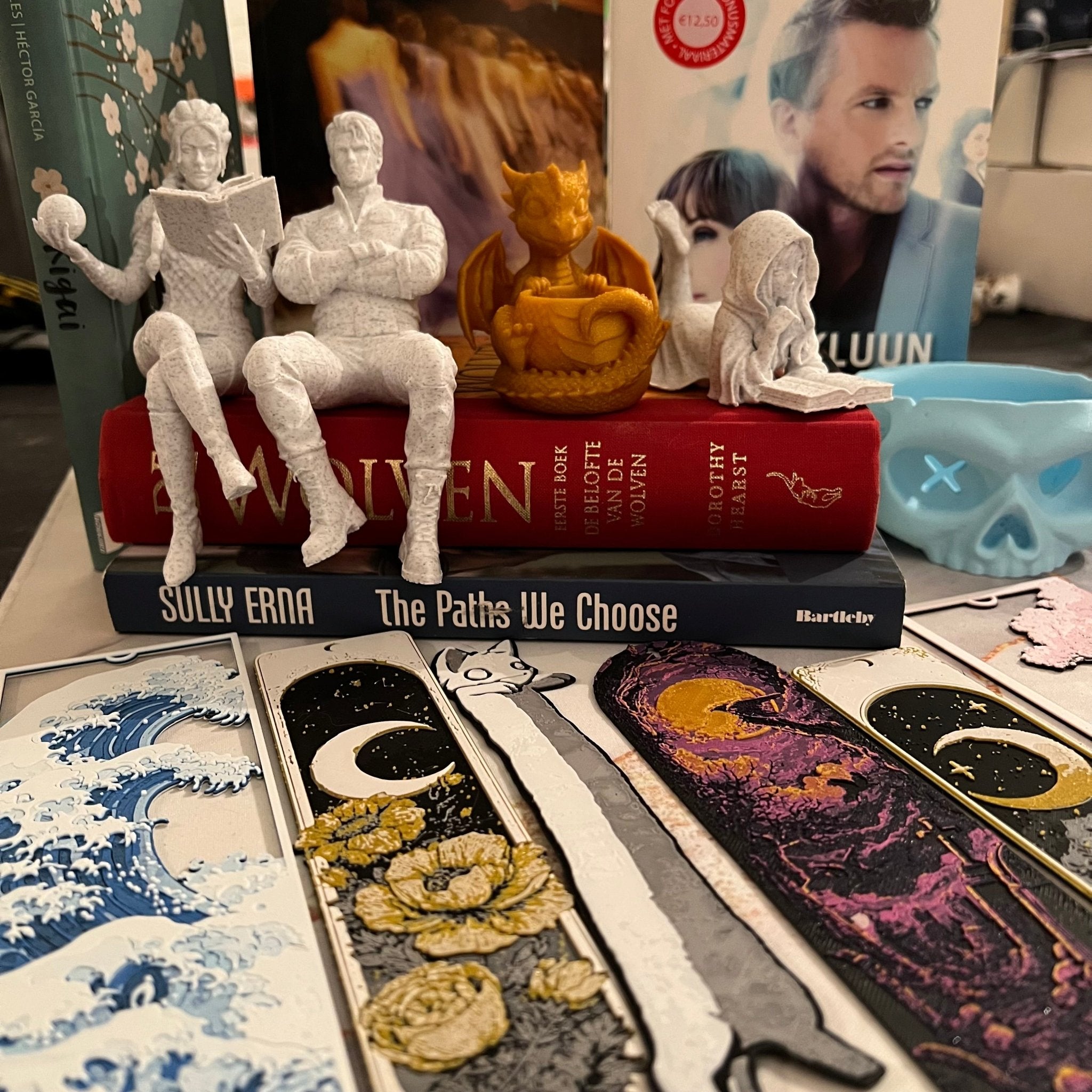 Unique Book and Bookshelf Accessoires - Hand of Stardust